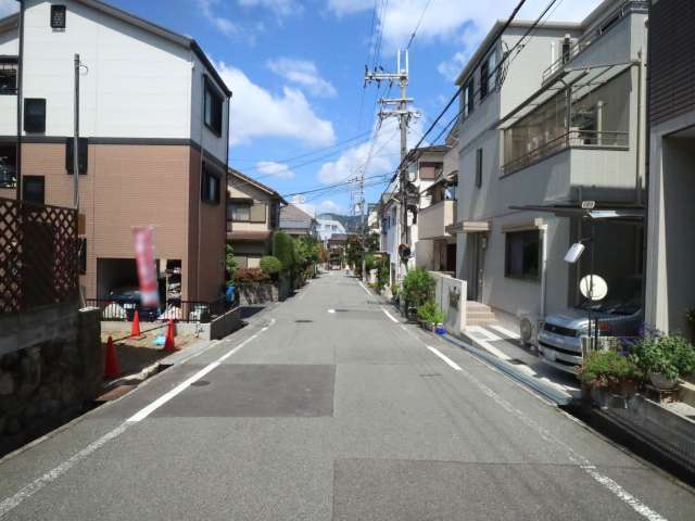 町の北東部を南方向から見た景色。道幅はやや狭いですが、直線的な街路になっています。