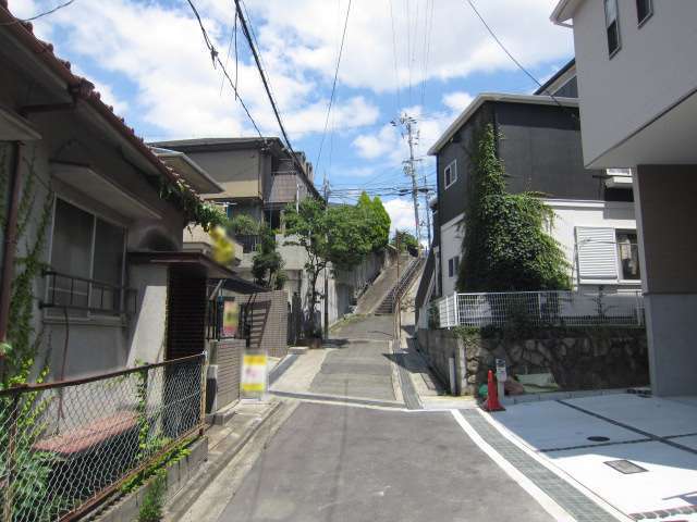 町の南部を西方向から見た景色。南部は丘陵地になっており、勾配が急な坂道が多いです。