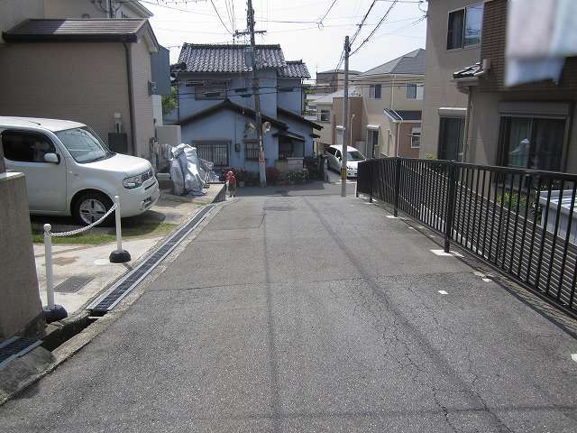 町の中部を東方向から見た景色。道幅はやや狭い場所が多いです。