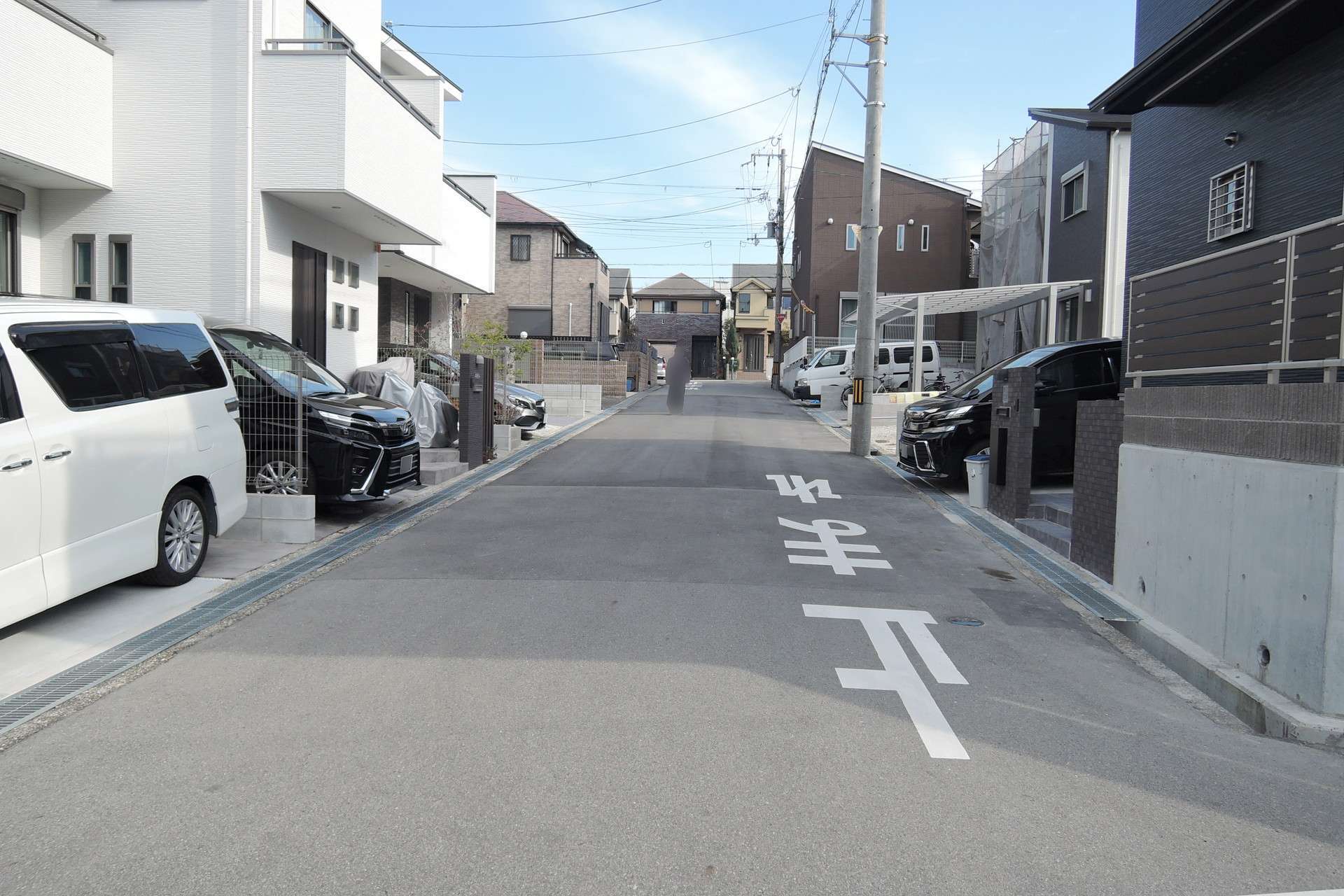町の北西部を西方向から見た景色。区画の整った街路沿いに一戸建てが並んでいます。