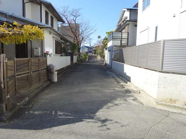 植栽や生け垣が多く、緑を身近に感じます。