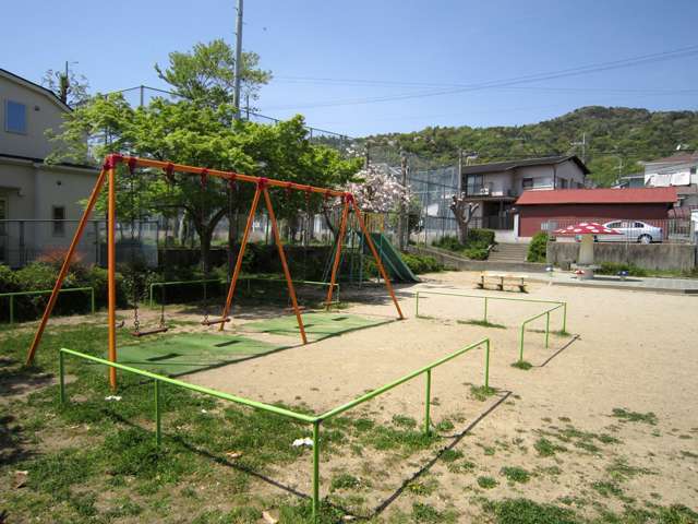 町の中央部にある『新稲北公園』。遊具のある広場とサッカーコート1面分のグラウンドがあります。