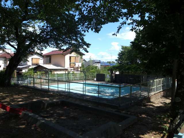 紅葉ヶ丘第一児童遊園の中にある、夏休みの間に開設される水遊び場。水深は約30センチ。