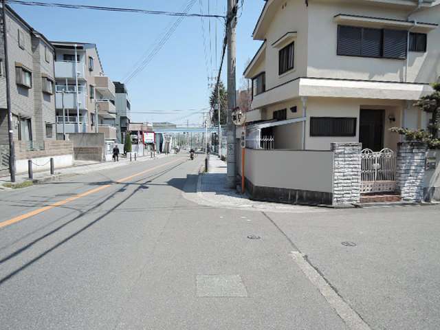 町の北端を通る府道9号線沿いにはマンションが多く並んでいます。