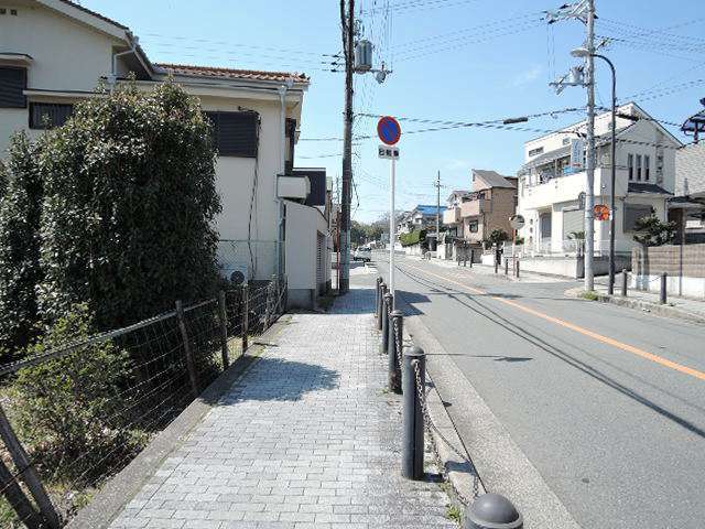 西へ向かうにつれて緩やかな上り坂となっています。