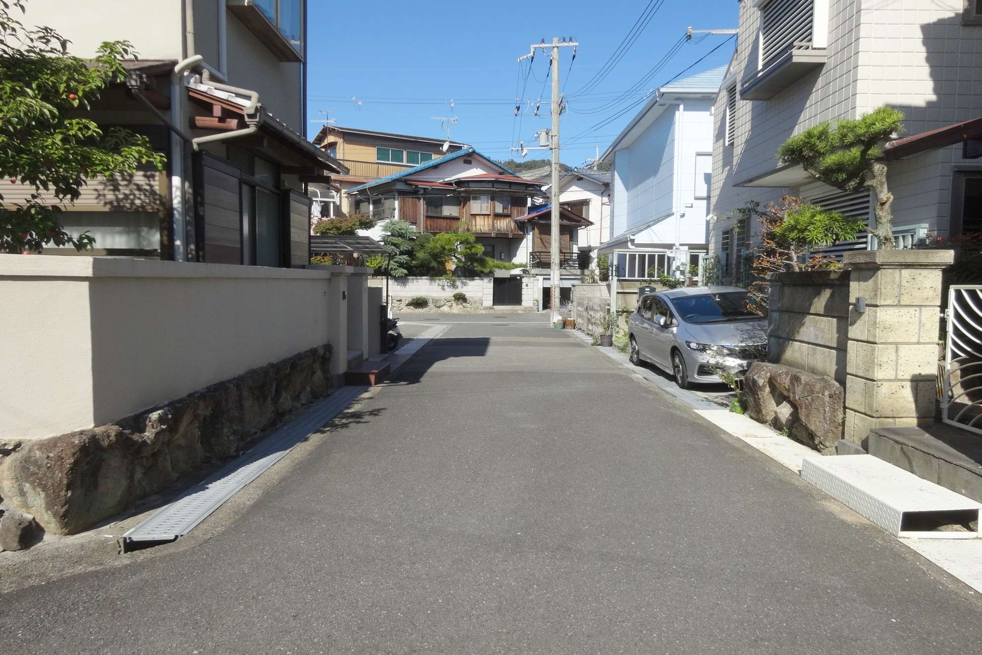 駅からの道のりはゆるやかな坂道。