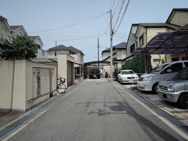 町の中央部を西方向から見た景色。一戸建てが多く並んでいます。