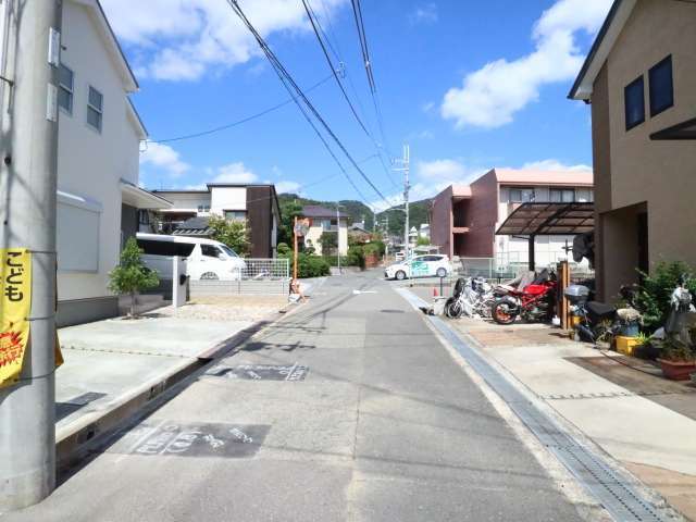 町の西部を南方向から見た景色。緩やかな上り坂になっており、奥には箕面の山々を見渡せます。