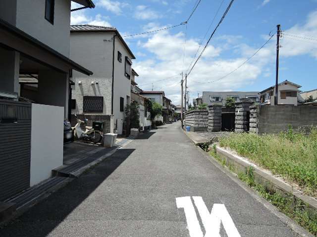 町の東部を東方向から見た景色。狭い街路沿いに一戸建てが並んでいます。