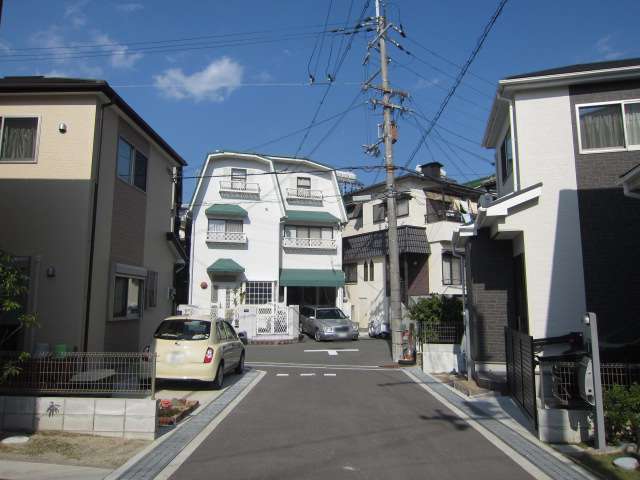 道幅は狭く、やや入り組んでいます。