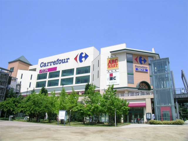 みのおキューズモールには、様々な専門店や映画館があり、遊歩道、公園も整備されているため、ピクニック気分も味わえます。