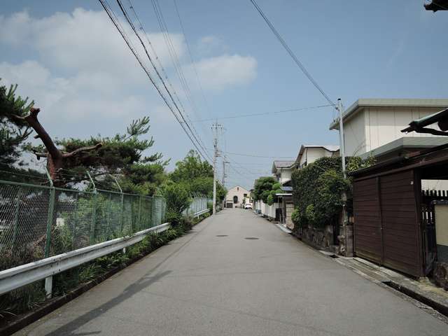 町の北部を西方向から見た景色。丘陵地にあり、坂道が多いです。