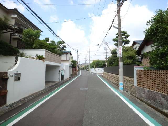 町の北部を東方向から見た景色。生垣や植栽のある家が多いです。