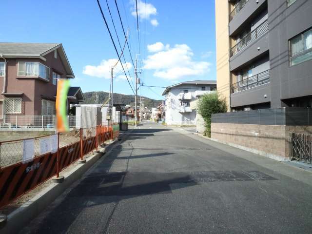 町の南西部を南方向から見た景色。南部は区画の整った街路が広がり、箕面の山々がよく見えます。