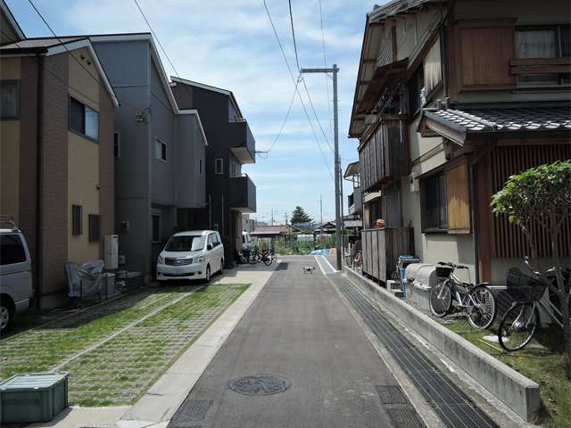 町の北東部を東方向から見た景色。古風の家屋や田畑など昔ながらの街並みが一部で見られます。
