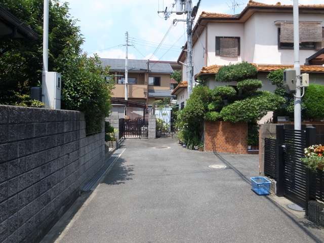 町の西部を南方向から見た景色。町の中には行き止まりが多く、車の運転には注意が必要です。