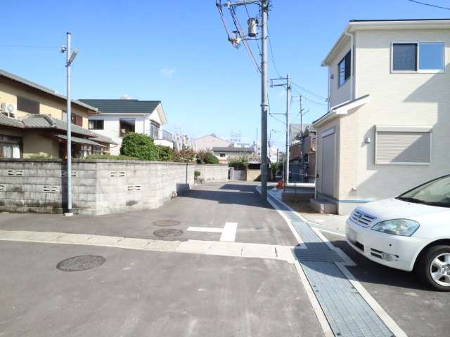 町の北部を西方向から見た景色。昔からある住宅地ですが、新築の一戸建ても建てられています。