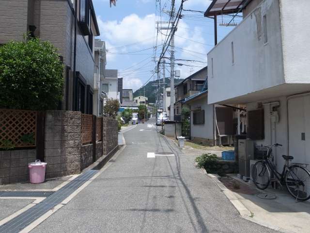 町の南部を南方向から見た景色。北に向かうにつれて緩やかな上り坂が続きます。