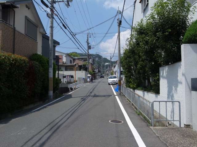 町の西端通る主要道路。道幅がやや狭いですが、直線的で遠くの景色が見えます。