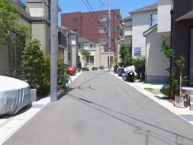 町の南部を西方向から見た景色。一戸建ての分譲地があります。