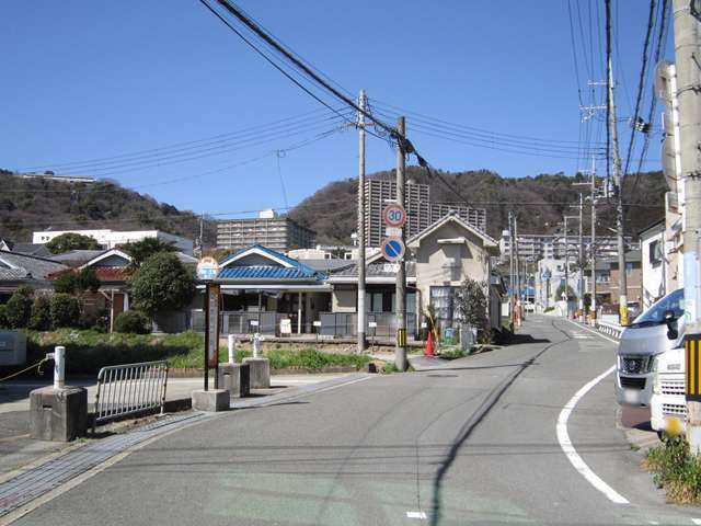 町の東部を南方向から見た景色。奥には箕面の山々が見えます。