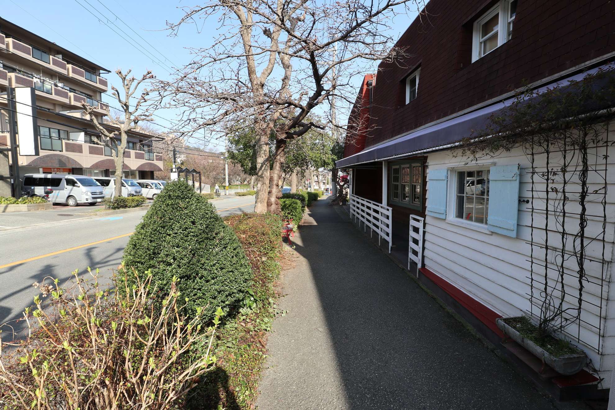 町の北側を東西に走る箕面池田線。