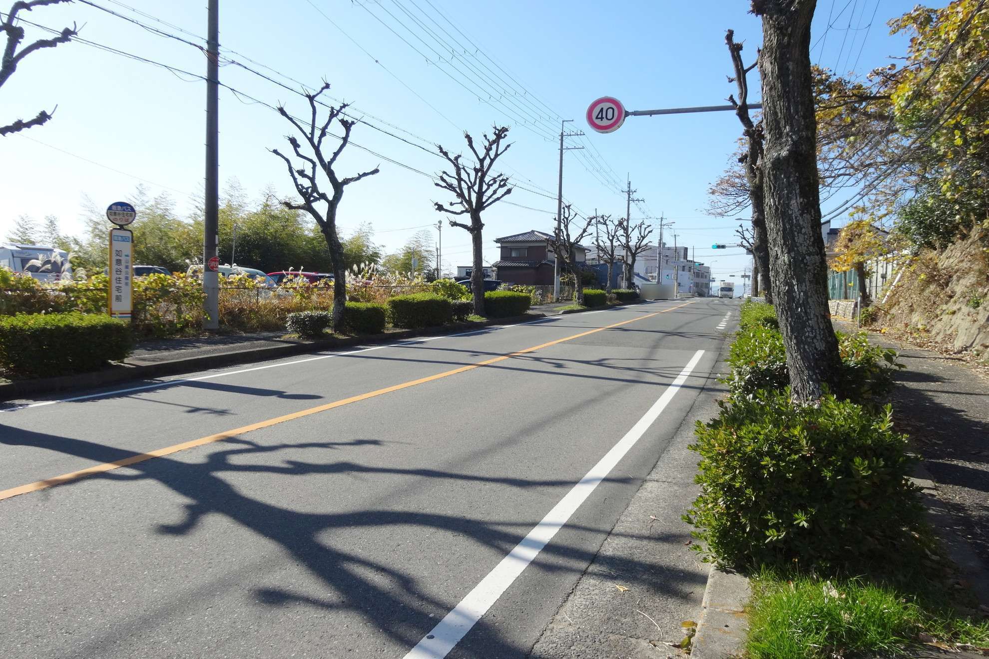 道幅の広いバス通りが町中を通っています。