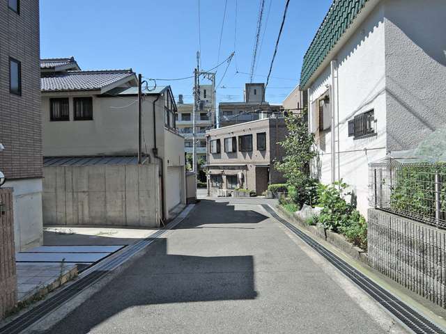 町の南西部を北方向から見た景色。一戸建てやハイツなどが混在しています。