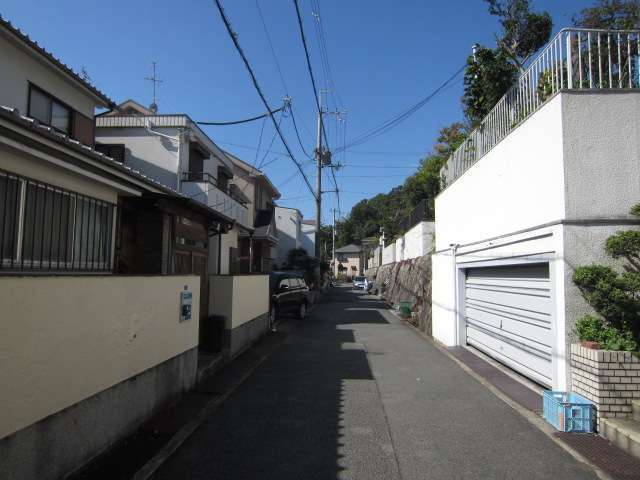 町の中央部を東方向から見た景色。住宅地のすぐ近くに山林が迫っています。