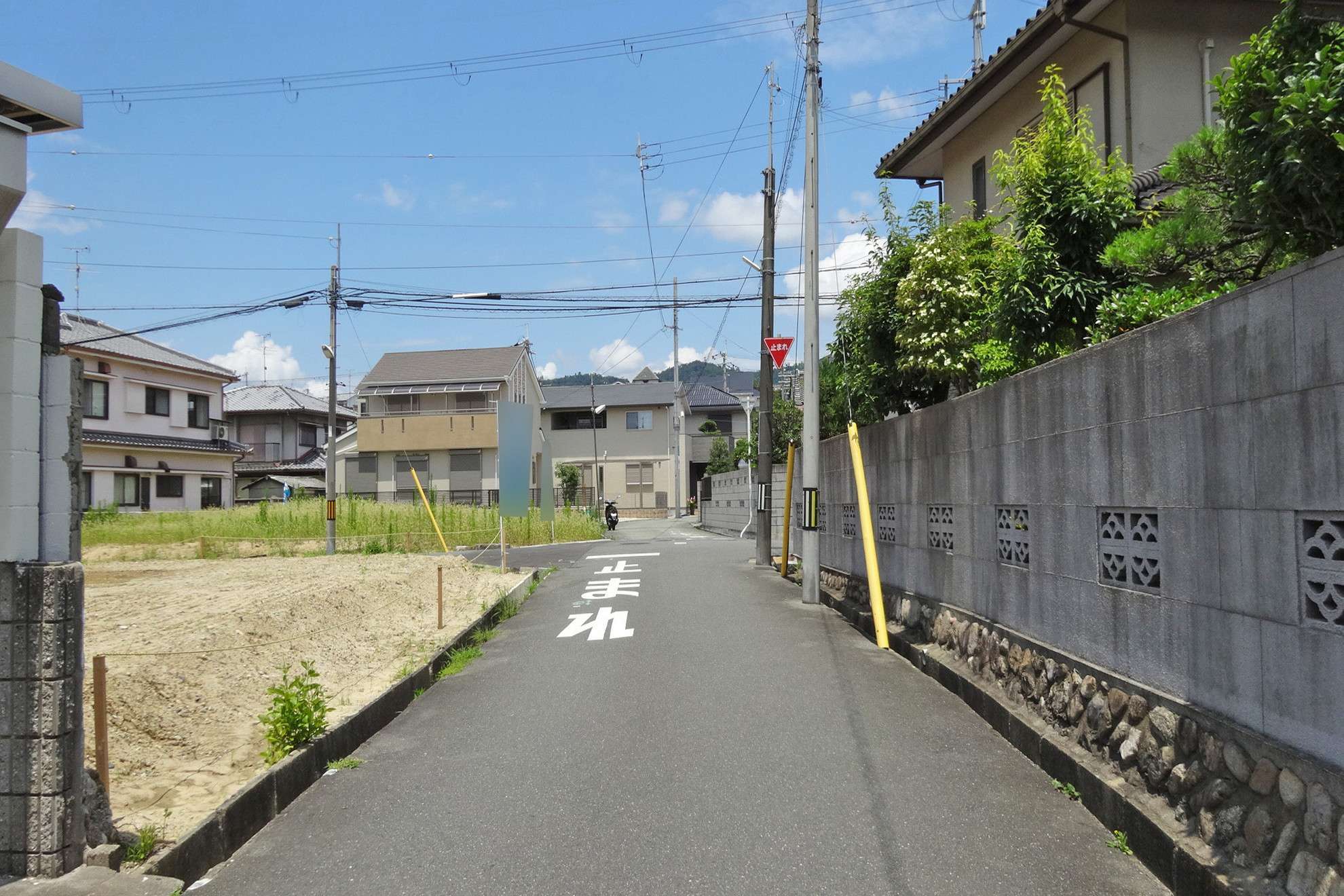 町の大半が第1種低層住居に指定されています。