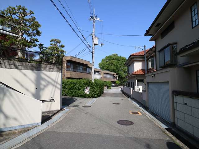 町の北部を西方向から見た景色。一戸建てやアパートが並んでいます。