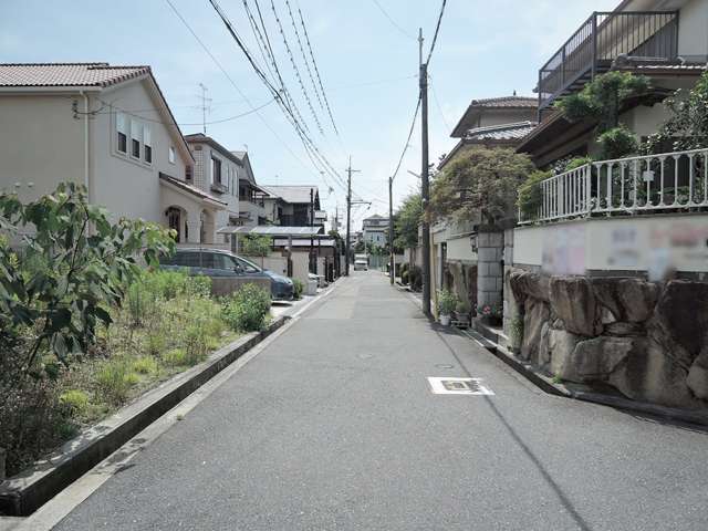 一戸建てが中心に並んでいます。