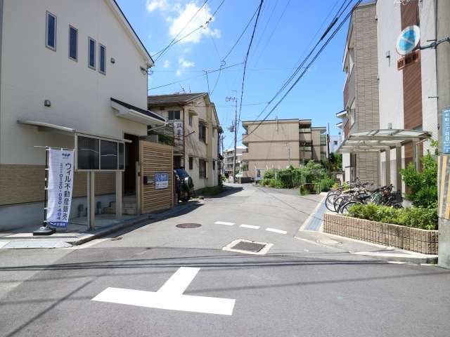 町の中央部を北東方向から見た景色。一戸建てだけでなくマンションも混在しています。