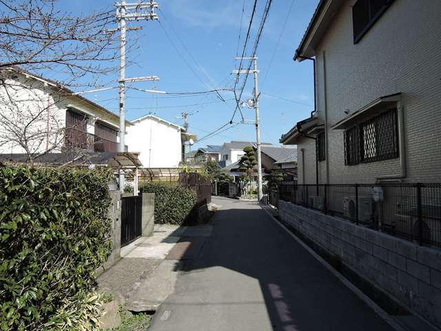 町の北東部を西方向から見た景色。道幅が狭く入り組んだ街路が多いです。