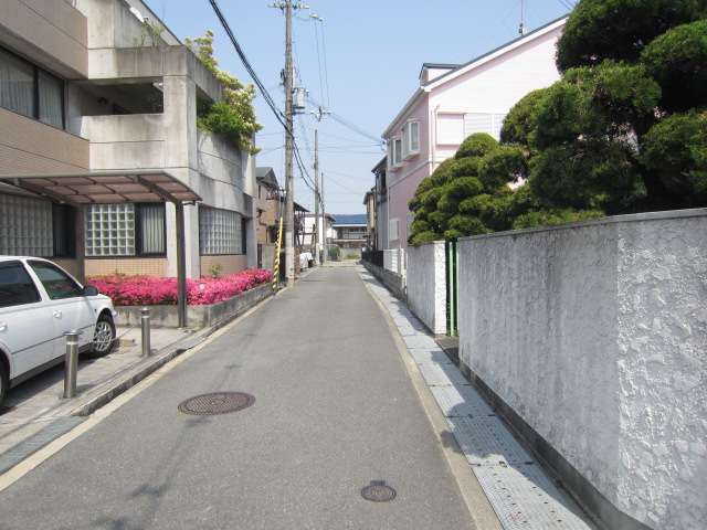 街の北西部を西方向から見た景色。一戸建てやアパートが並んでいます。