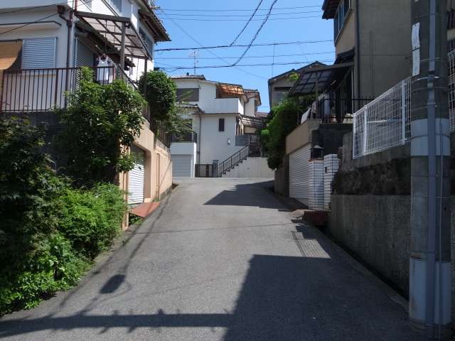 町の南部を北方向から見た景色。勾配が急な坂道が多いです。