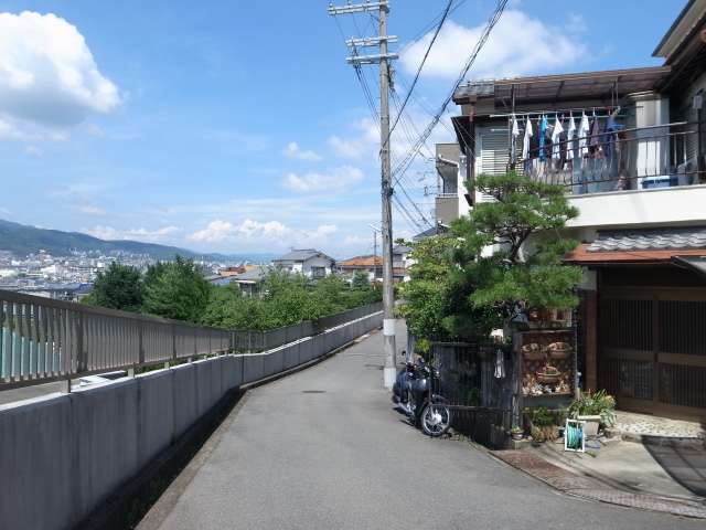 町の南部を南西方向から見た景色。高台にあるため、箕面の街並みや山々を見渡せます。