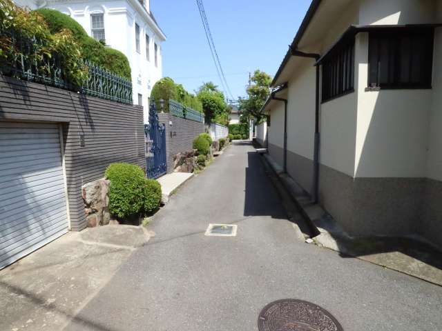 町の北部を西方向から見た景色。道幅が狭い街路沿いに一戸建てが並んでいます。