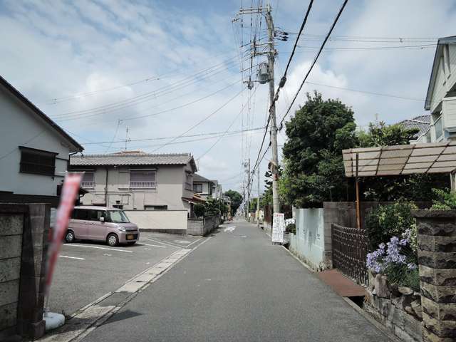 狭い街路沿いに一戸建てが並んでいます。
