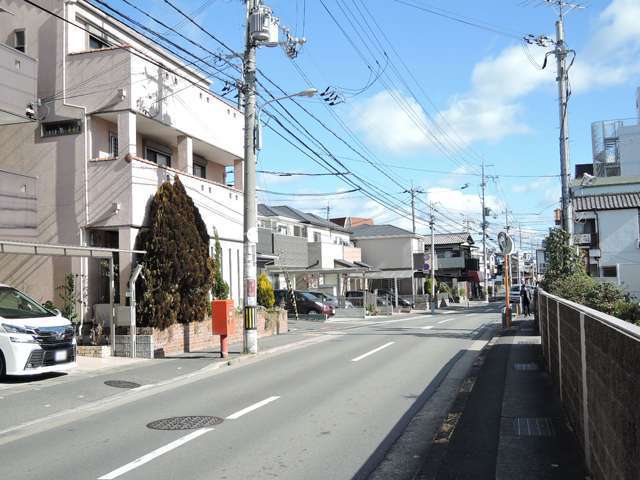 町の南部を東西に走る主要道路。箕面市役所や国道171号線にアクセスできます。