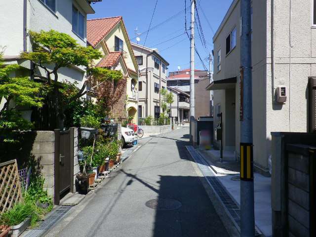 町の西部を西方向から見た景色。狭い街路沿いに一戸建てが並んでいます。
