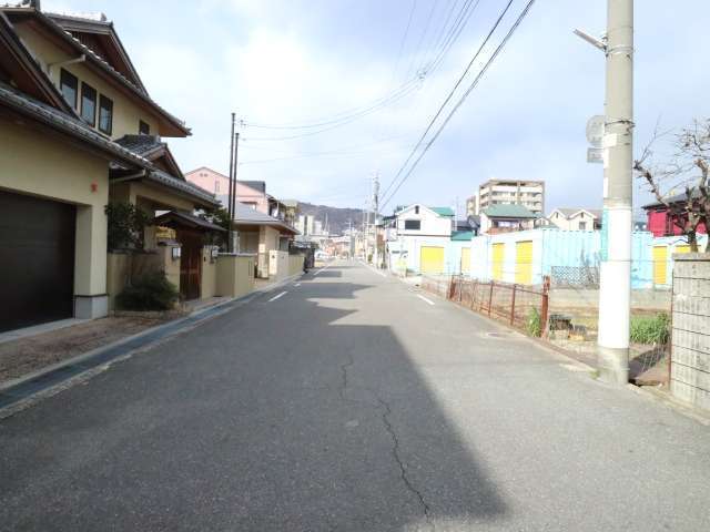 東部の道路は道幅が広く、区画が整っています。