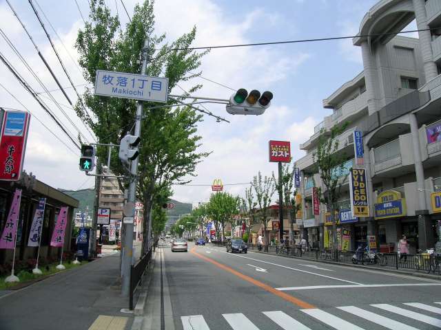 豊中亀岡線沿いには飲食店が多く立ち並んでいます。