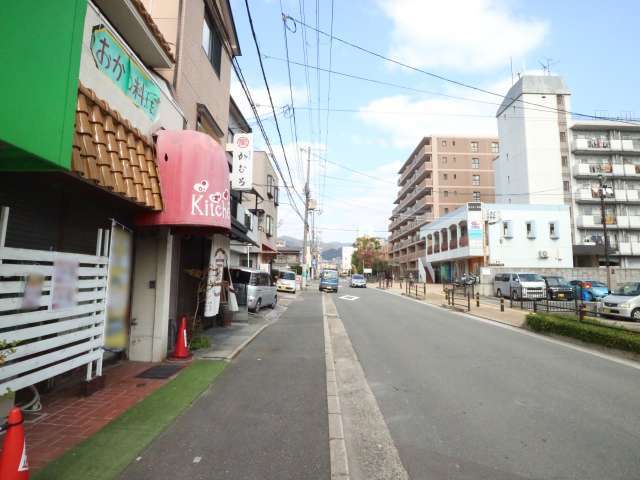 町の東端を通る主要道路。店舗やマンションが中心に並んでいます。