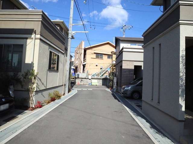 町の北部を南方向から見た景色。一戸建てが中心に並んでいます。