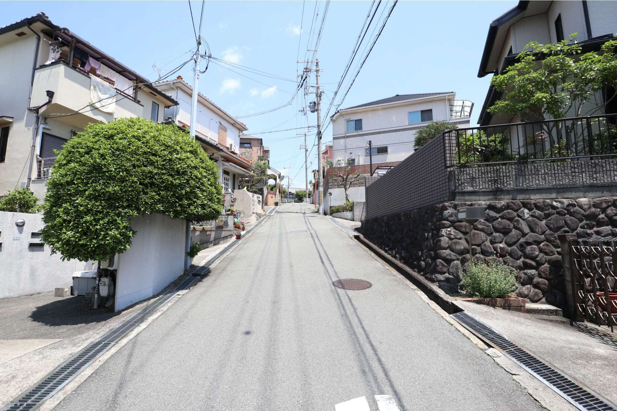 北西側に傾斜した町で、勾配の急なところもあります。