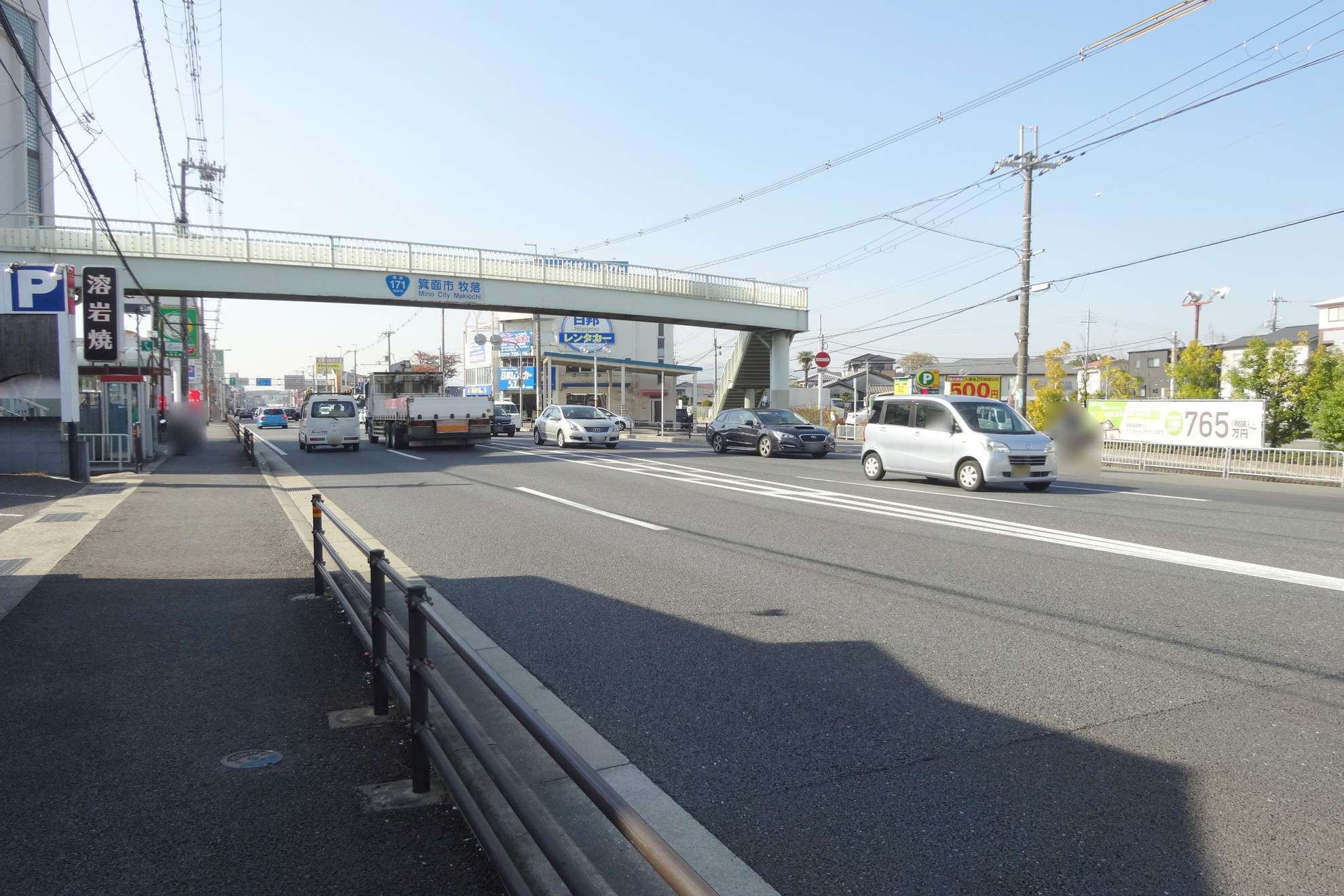 町の北西側を通る、国道171号線沿いには店舗が多く立ち並びます。