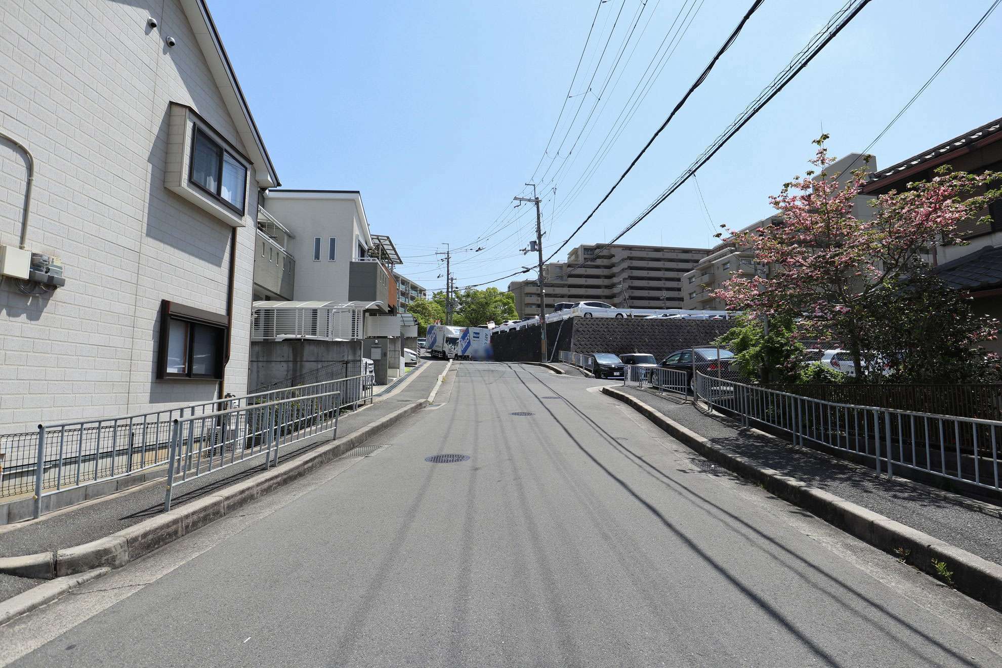 一戸建てやマンションが混在する住宅地。町中にはややアップダウンがあります。