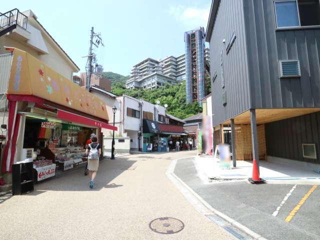 阪急「箕面」駅と『箕面大滝』を結ぶ散策路が町の中央部を南北に通り、沿道には飲食店や土産店が並んでいます。