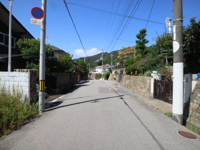 山林から近いところに敷地の広い一戸建てが並んでいます。